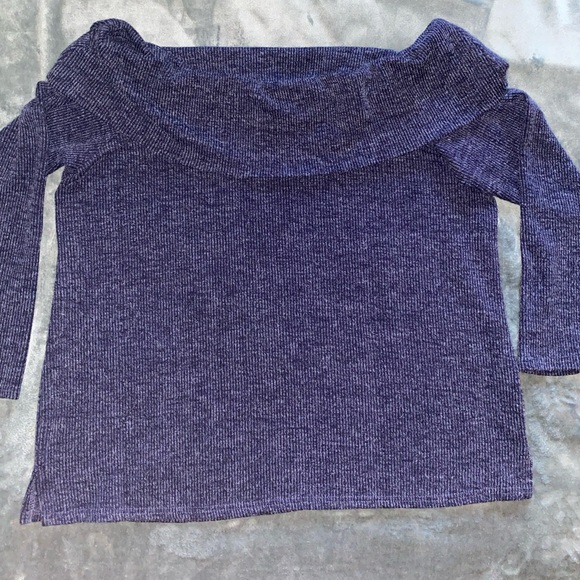 Soft and Comfy of the shoulder Sweater - Picture 2 of 3